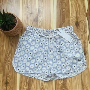 *NWT* VERA MODA | floral daisy lightweight shorts light purple medium